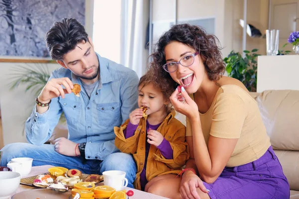 Atractivos padres y su hijita —  Fotos de Stock