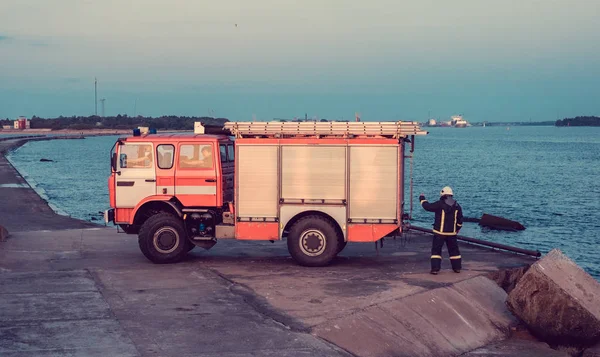 Bombeo de agua camión de bomberos —  Fotos de Stock