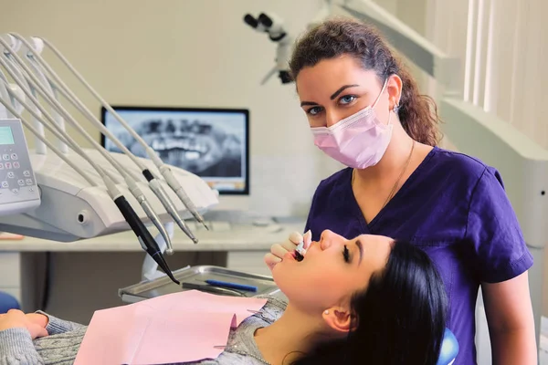 Tandarts examencommissie vrouw tanden — Stockfoto