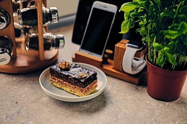 Delicioso pastel dulce en una mesa — Foto de Stock