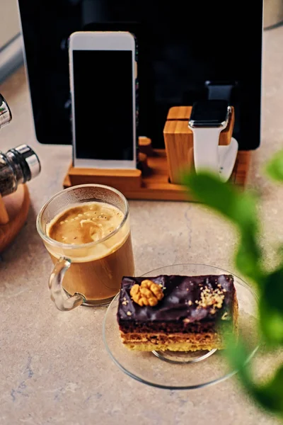 Delicioso bolo doce, xícara de café — Fotografia de Stock