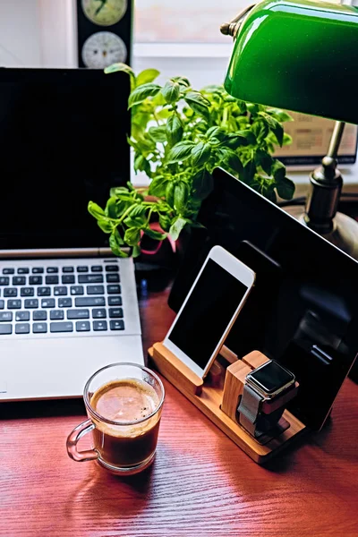 Kommunikationsset mit Tasse Kaffee — Stockfoto