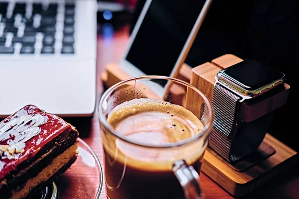 Süßer Kuchen, Tasse Kaffee — Stockfoto