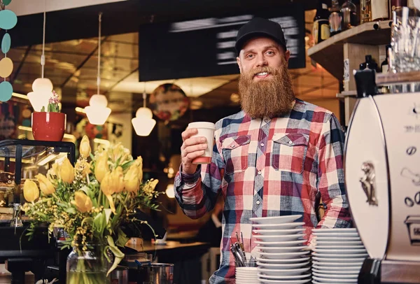 Seorang pria di konter di sebuah kedai kopi — Stok Foto