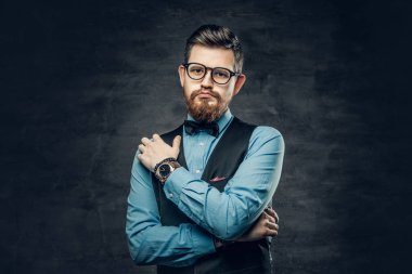 Adam mavi gömlek ve yelek 