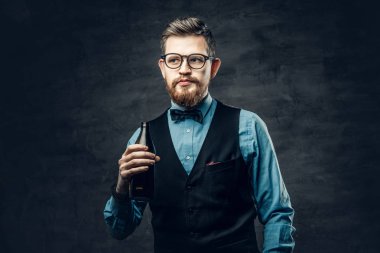 Adam mavi gömlek ve yelek 