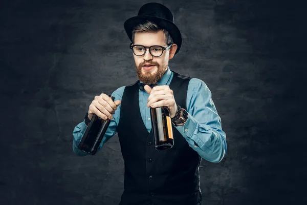 Man holding craft beer bottles — Stock Photo, Image