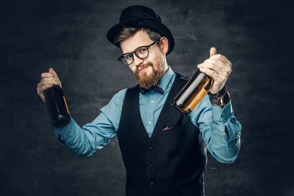Uomo in possesso di bottiglie di birra artigianale — Foto Stock