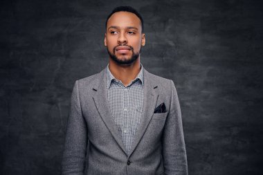 Siyah Amerikalı adam bir takım elbise giymiş