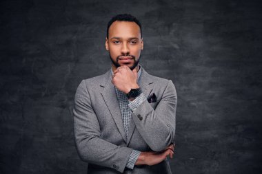 Siyah Amerikalı adam bir takım elbise giymiş