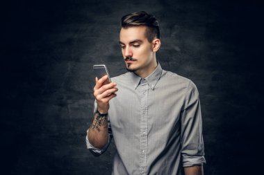 Bir akıllı telefon kullanan sakallı adam