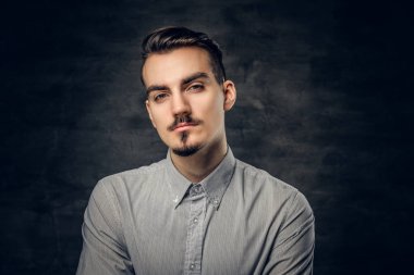 Beyaz gömlekli adam.