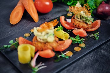 Deniz ürünleri aperatifler domates ile