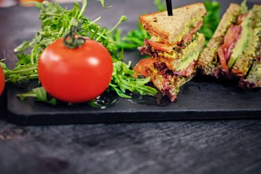 Vejetaryen sandviç salata ve domates ile