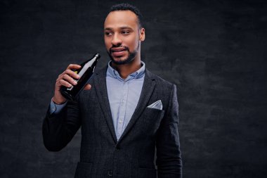 Siyah Amerikalı adam tatma bira