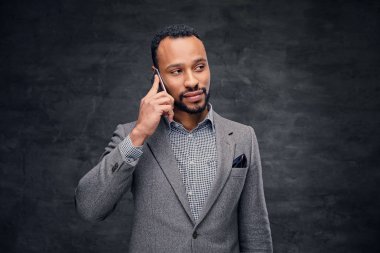 Siyah Amerikalı adam görüşmeler smartphone cep telefonu ile