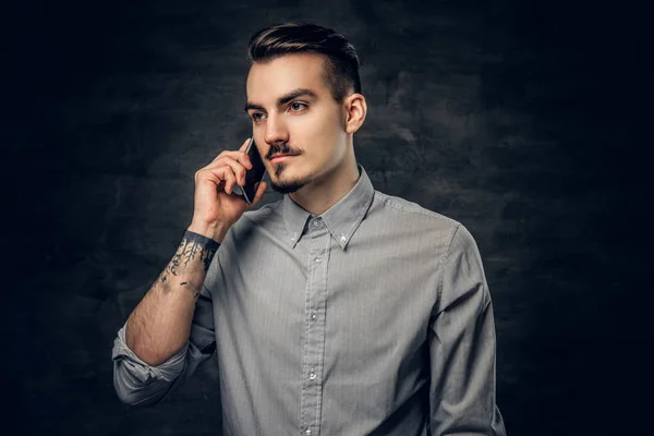 Hombre habla en el teléfono inteligente —  Fotos de Stock