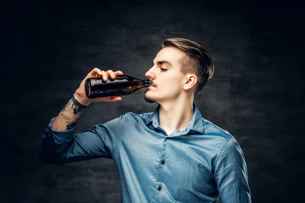 男人饮料工艺瓶装的啤酒 — 图库照片