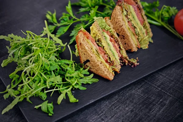 Vegetarische Sandwiches mit Salat und Tomaten — Stockfoto