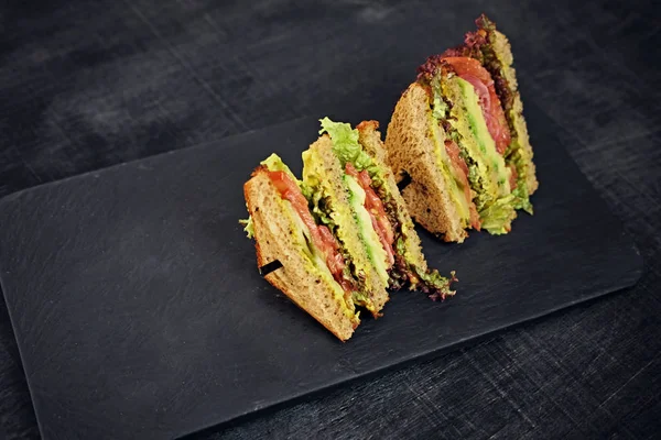 Sandvișuri vegetariene cu salată — Fotografie, imagine de stoc