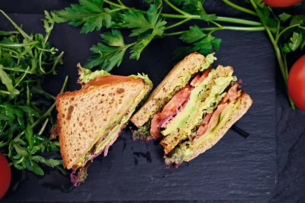 Sanduíches vegetarianas com tomates — Fotografia de Stock