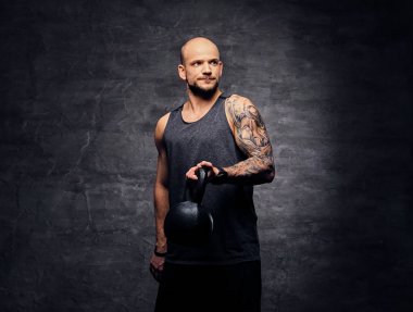 Adam Kettlebell tutar.