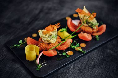 Deniz ürünleri aperatifler domates ile