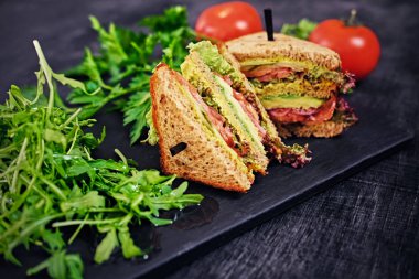 Vejetaryen sandviç domates ile