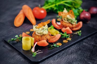 Deniz ürünleri aperatifler domates ile