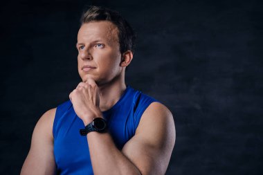 İçinde mavi bir spor giyim giyinmiş sportif adam