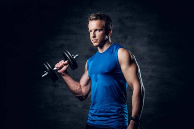 Atletik erkek halter tutar