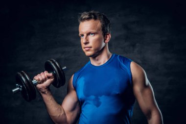 Yakışıklı, atletik bir adam