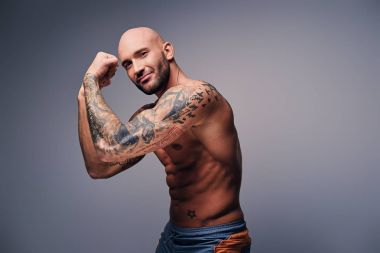 Dövmeli gövde ile kas adam