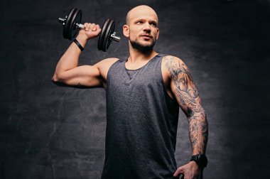 Atletik traş kafa adam 