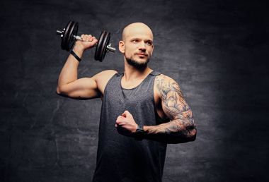 Atletik traş kafa adam 