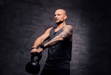 Omuz egzersiz yapan atletik erkek