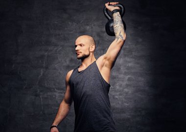 Omuz egzersiz yapan atletik erkek