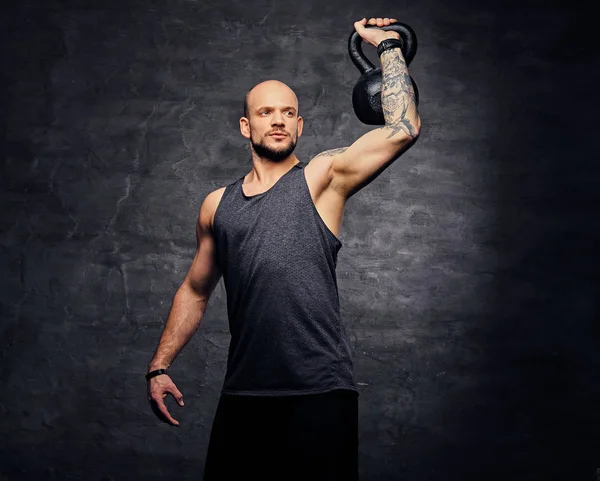 Atletický muž dělá rameno cvičení — Stock fotografie