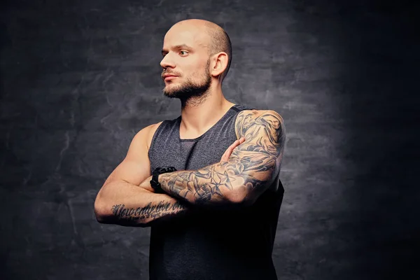 Atletische tattooed man — Stockfoto