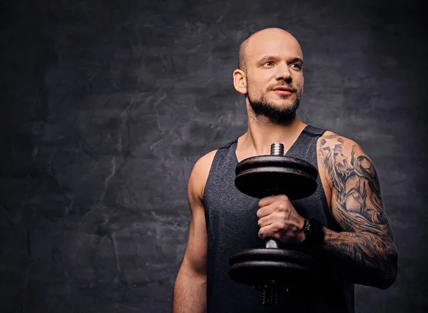 Hombre haciendo ejercicio de bíceps con mancuerna — Foto de Stock