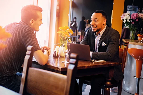 Caucásico y negro americano hombres hablando —  Fotos de Stock