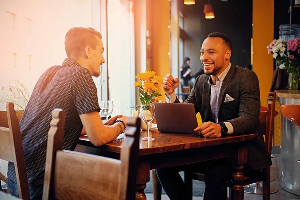 Caucásico y negro americano hombres hablando —  Fotos de Stock