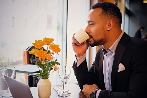 Μαύρο Αμερικανό επιχειρηματία πίνει καφέ — Φωτογραφία Αρχείου