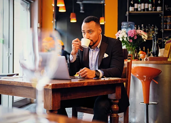 Un homme boit du café dans un restaurant — Photo