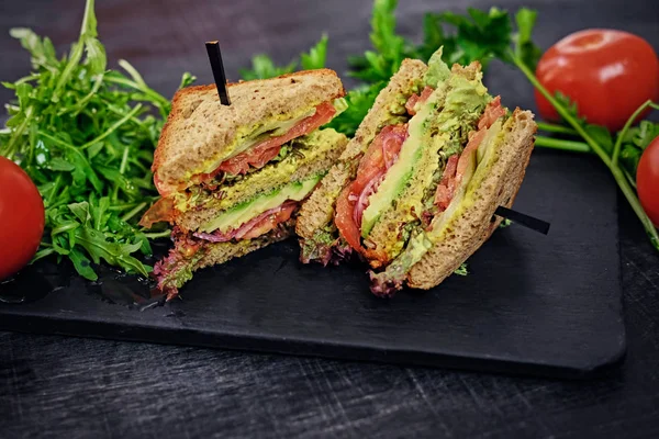 Vegetariánské sendviče s rajčaty — Stock fotografie