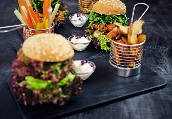 Deliciosas hamburguesas con ensalada —  Fotos de Stock