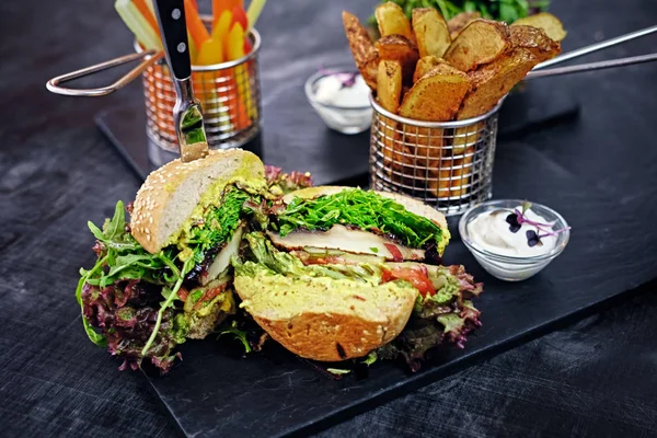 Heerlijke hamburger met salade — Stockfoto