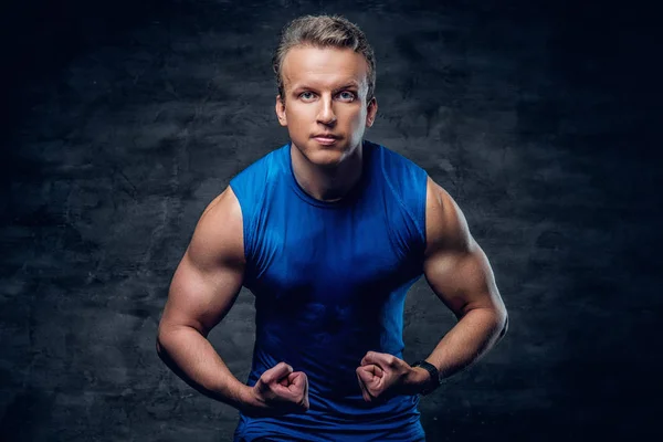 Homem desportivo vestido com um sportswear azul — Fotografia de Stock