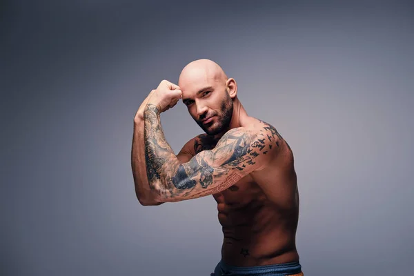 Muskulöser Mann mit tätowiertem Oberkörper — Stockfoto