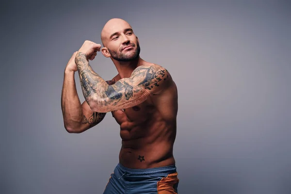 Hombre musculoso con torso tatuado —  Fotos de Stock